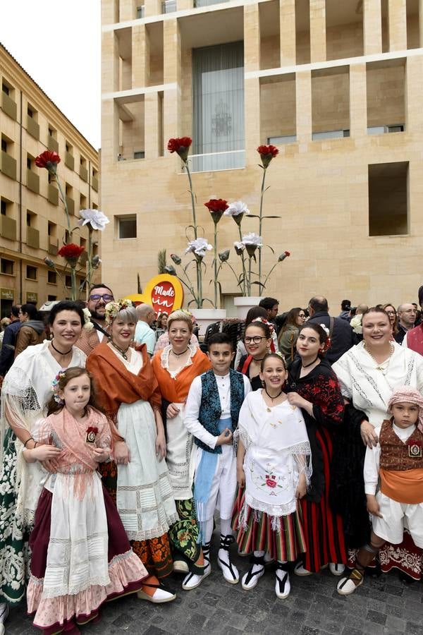 La Virgen recibió la ofrenda floral que le dedican todos los años, invitadas por el Cabildo Catedralicio, representantes de diferentes instituciones de la ciudad como las peñas huertanas, grupos sardineros, asociaciones, hermandades y cofradías de Semana Santa.