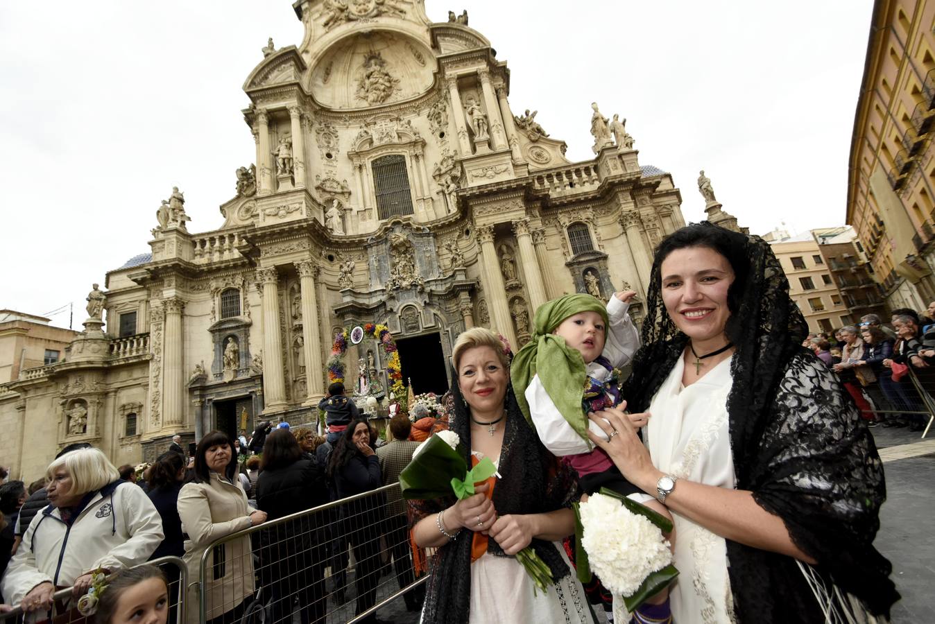 La Virgen recibió la ofrenda floral que le dedican todos los años, invitadas por el Cabildo Catedralicio, representantes de diferentes instituciones de la ciudad como las peñas huertanas, grupos sardineros, asociaciones, hermandades y cofradías de Semana Santa.