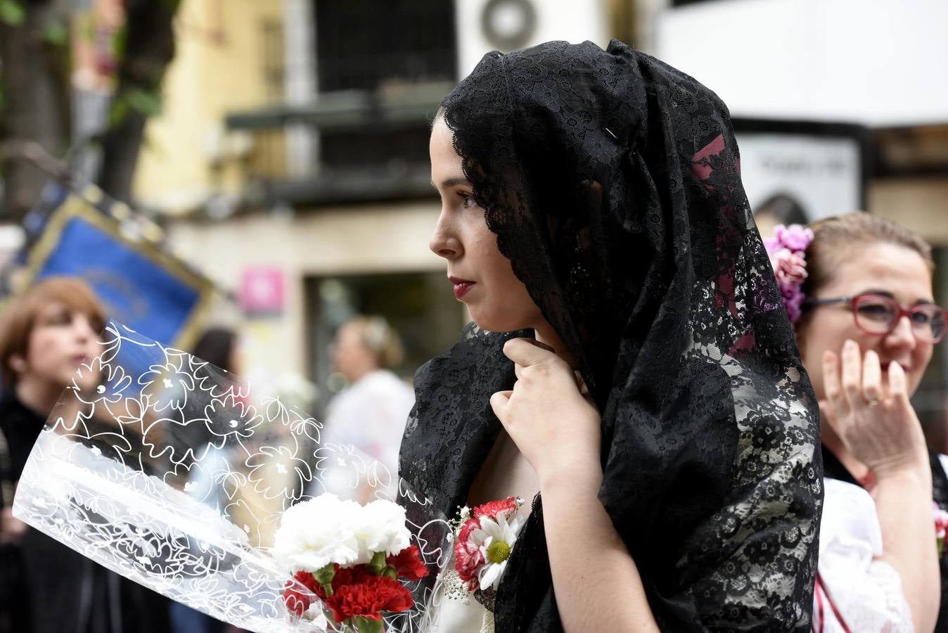 La Virgen recibió la ofrenda floral que le dedican todos los años, invitadas por el Cabildo Catedralicio, representantes de diferentes instituciones de la ciudad como las peñas huertanas, grupos sardineros, asociaciones, hermandades y cofradías de Semana Santa.