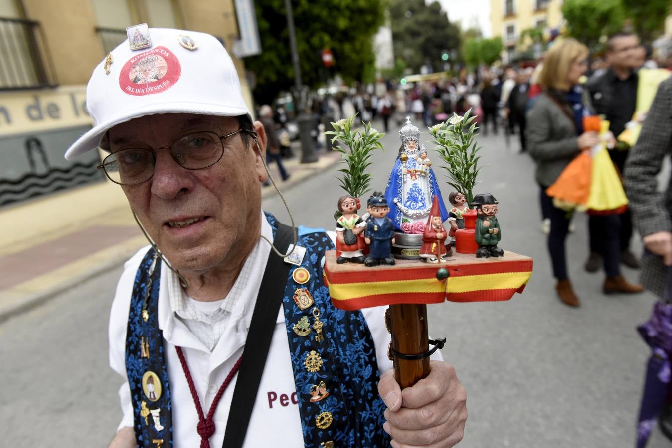 La Virgen recibió la ofrenda floral que le dedican todos los años, invitadas por el Cabildo Catedralicio, representantes de diferentes instituciones de la ciudad como las peñas huertanas, grupos sardineros, asociaciones, hermandades y cofradías de Semana Santa.