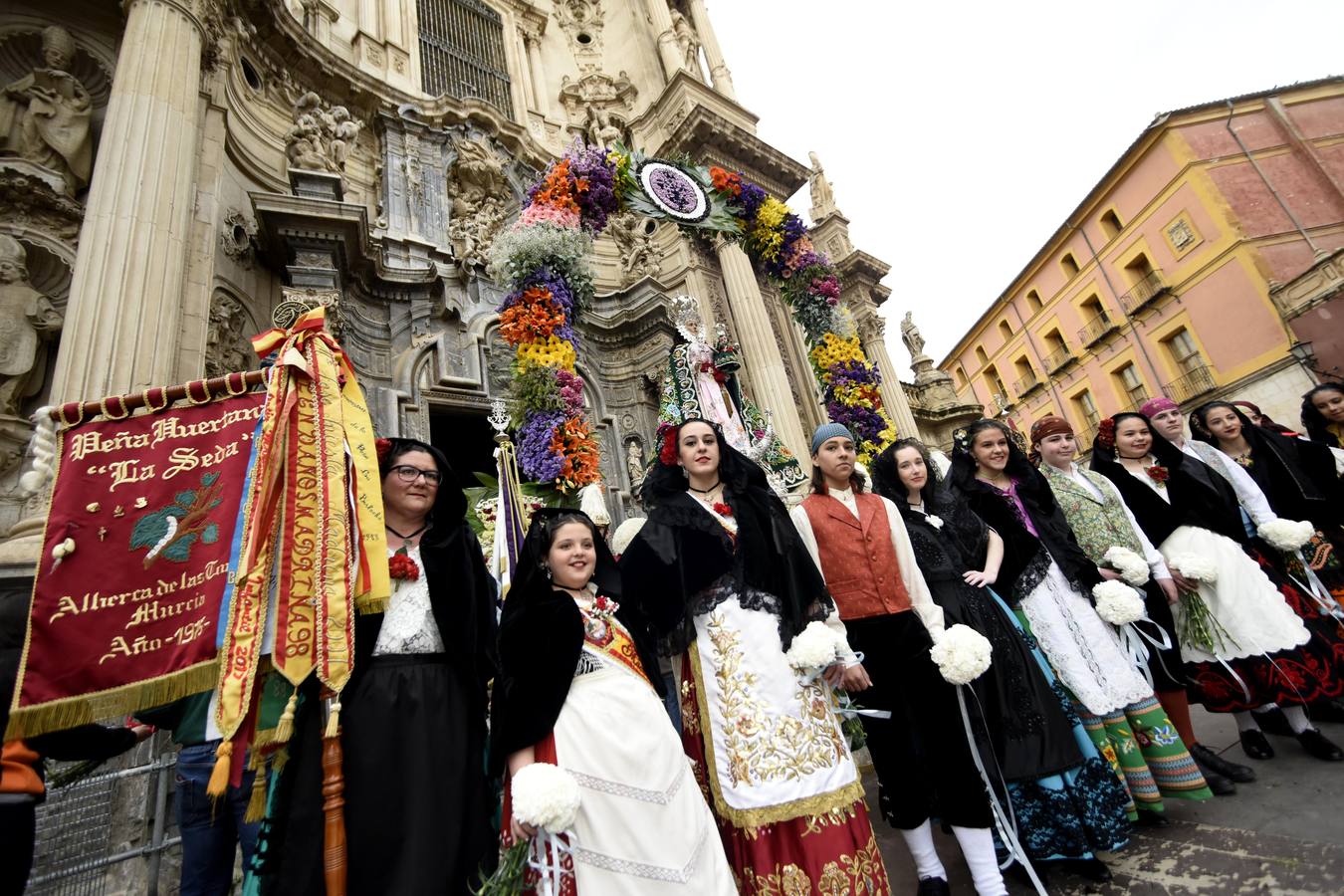 La Virgen recibió la ofrenda floral que le dedican todos los años, invitadas por el Cabildo Catedralicio, representantes de diferentes instituciones de la ciudad como las peñas huertanas, grupos sardineros, asociaciones, hermandades y cofradías de Semana Santa.