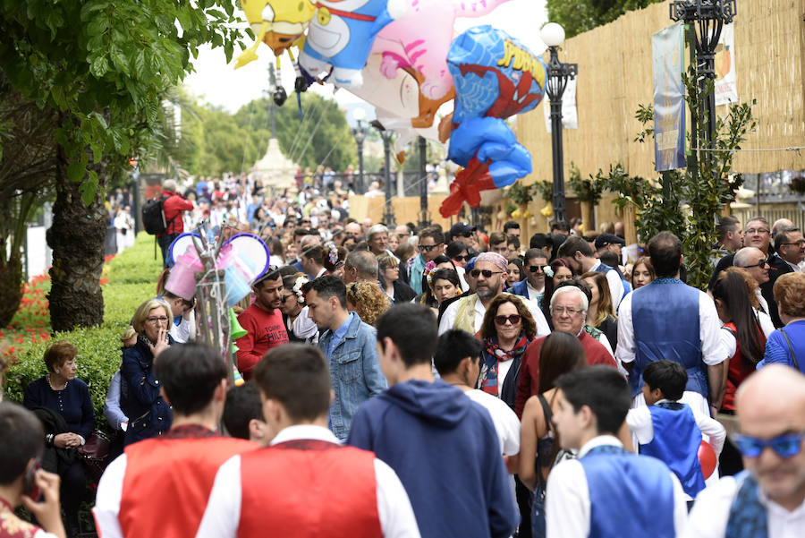 Miles de murcianos disfrutaron del día del Bando de la Huerta en las decenas de barracas huertanas instaladas en la ciudad para las fiestas de primavera