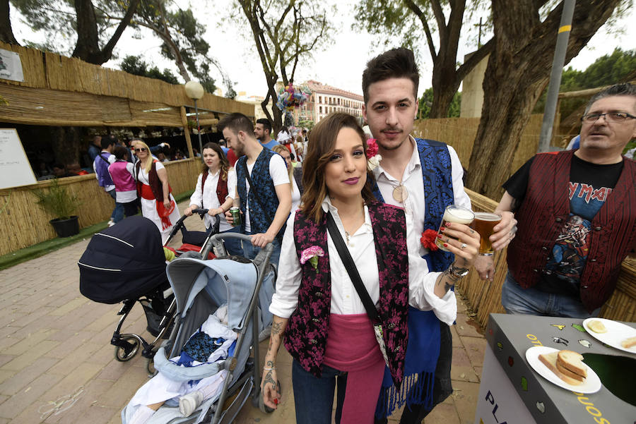 Miles de murcianos disfrutaron del día del Bando de la Huerta en las decenas de barracas huertanas instaladas en la ciudad para las fiestas de primavera