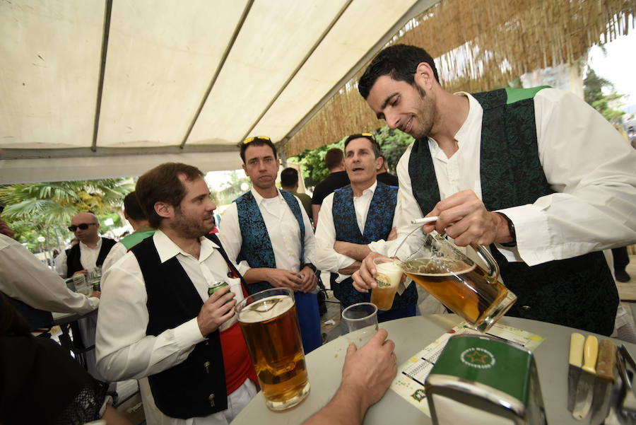 Miles de murcianos disfrutaron del día del Bando de la Huerta en las decenas de barracas huertanas instaladas en la ciudad para las fiestas de primavera