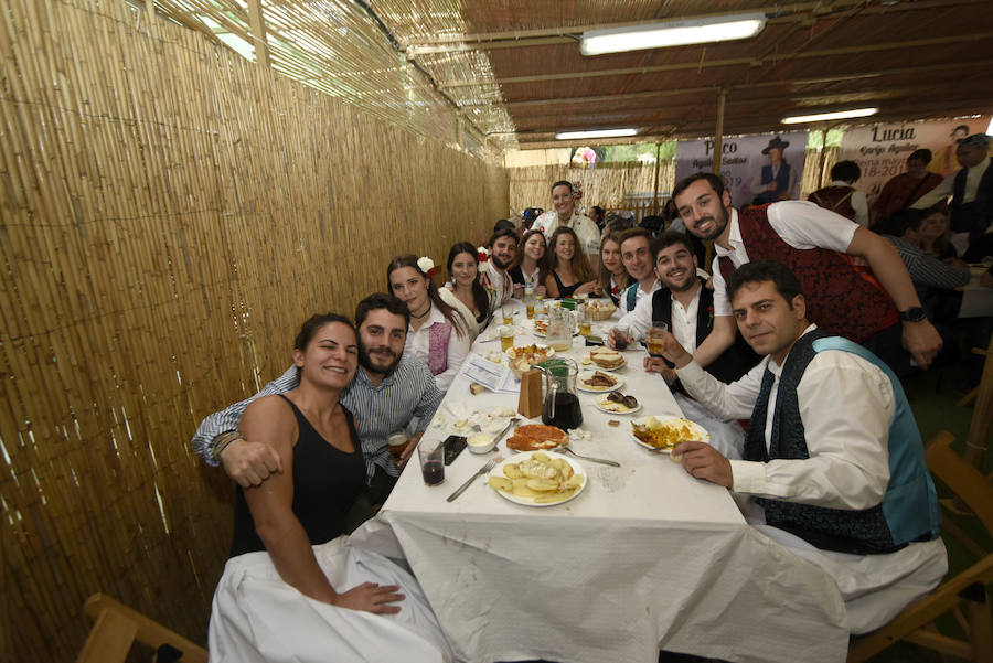 Miles de murcianos disfrutaron del día del Bando de la Huerta en las decenas de barracas huertanas instaladas en la ciudad para las fiestas de primavera