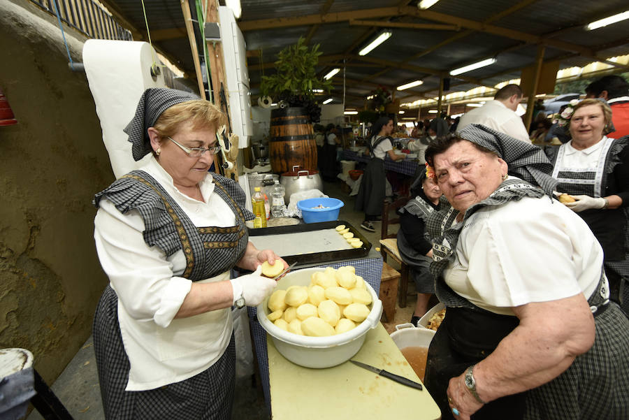 Miles de murcianos disfrutaron del día del Bando de la Huerta en las decenas de barracas huertanas instaladas en la ciudad para las fiestas de primavera