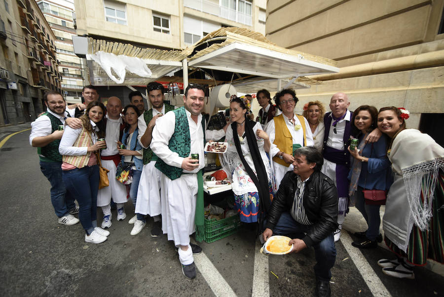 Miles de murcianos disfrutaron del día del Bando de la Huerta en las decenas de barracas huertanas instaladas en la ciudad para las fiestas de primavera