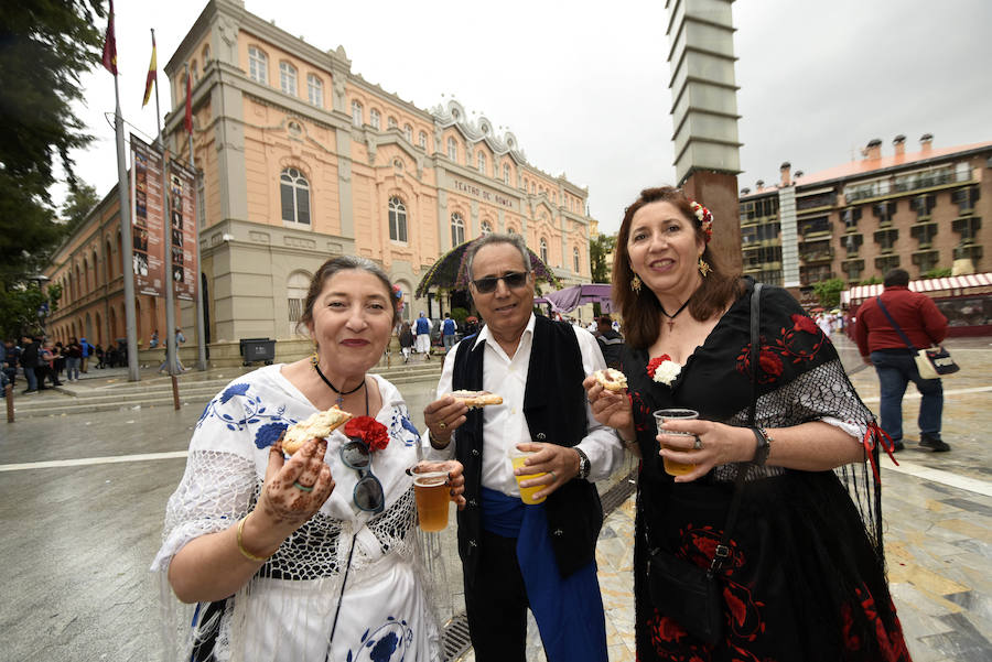 Miles de murcianos disfrutaron del día del Bando de la Huerta en las decenas de barracas huertanas instaladas en la ciudad para las fiestas de primavera