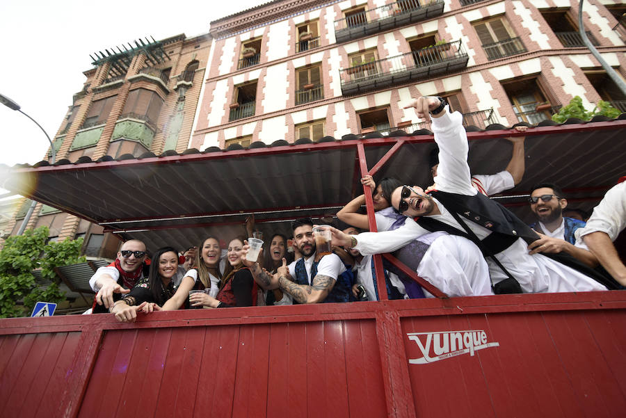 Miles de murcianos disfrutaron del día del Bando de la Huerta en las decenas de barracas huertanas instaladas en la ciudad para las fiestas de primavera