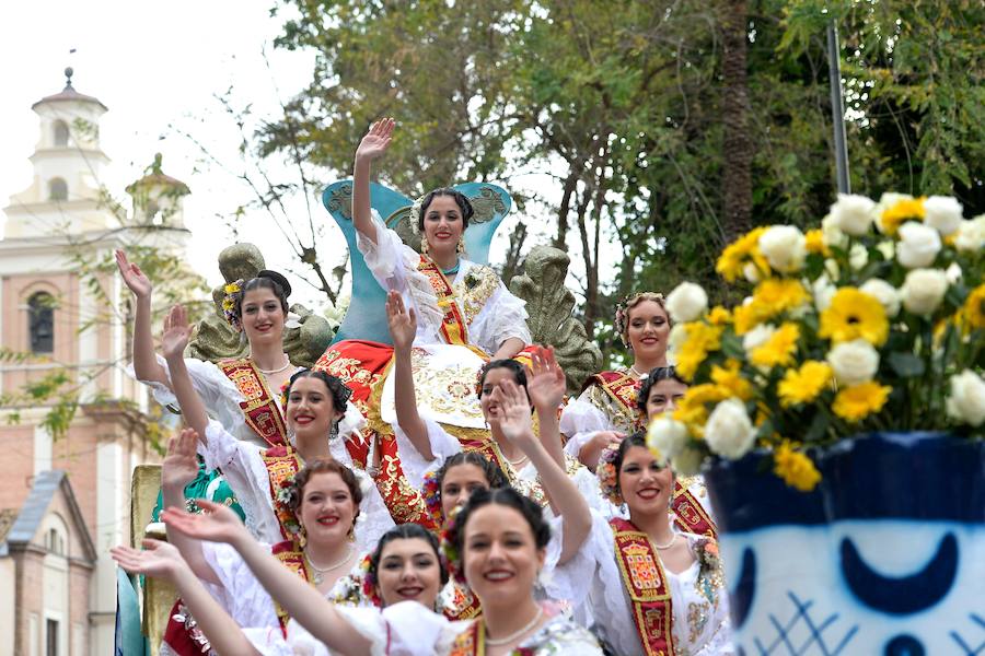 Tras una pequeña amenaza de lluvia, el sol volvió a salir para que las reinas de la huerta se lucieran en el desfile del Bando