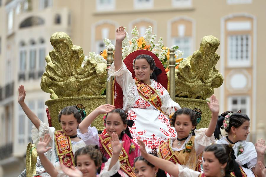 Tras una pequeña amenaza de lluvia, el sol volvió a salir para que las reinas de la huerta se lucieran en el desfile del Bando