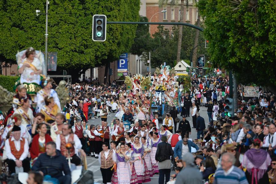 Tras una pequeña amenaza de lluvia, el sol volvió a salir para que las reinas de la huerta se lucieran en el desfile del Bando