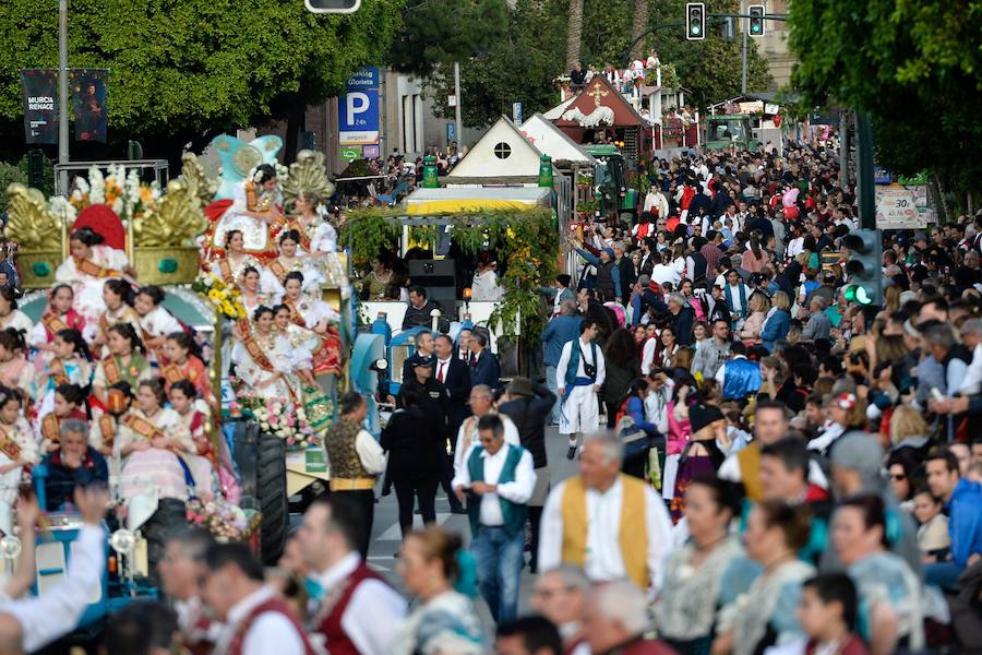 Tras una pequeña amenaza de lluvia, el sol volvió a salir para que las reinas de la huerta se lucieran en el desfile del Bando