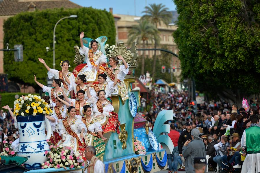 Tras una pequeña amenaza de lluvia, el sol volvió a salir para que las reinas de la huerta se lucieran en el desfile del Bando