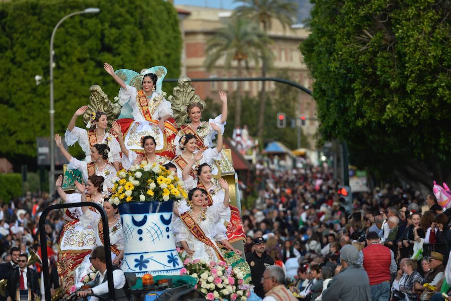 Tras una pequeña amenaza de lluvia, el sol volvió a salir para que las reinas de la huerta se lucieran en el desfile del Bando