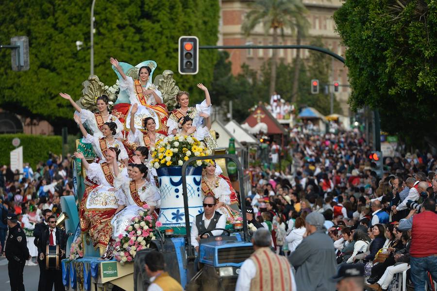 Tras una pequeña amenaza de lluvia, el sol volvió a salir para que las reinas de la huerta se lucieran en el desfile del Bando