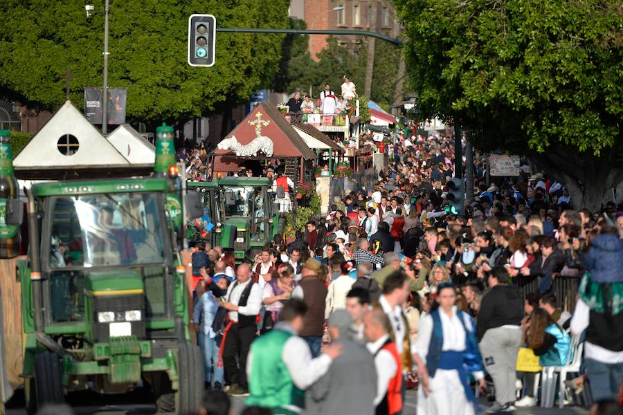 Tras una pequeña amenaza de lluvia, el sol volvió a salir para que las reinas de la huerta se lucieran en el desfile del Bando