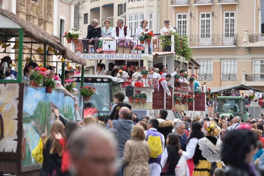 Las carrozas del desfile del Bando de la Huerta hicieron las delicias de los miles de murcianos que se agolparon a recibir los agasajo huertanos