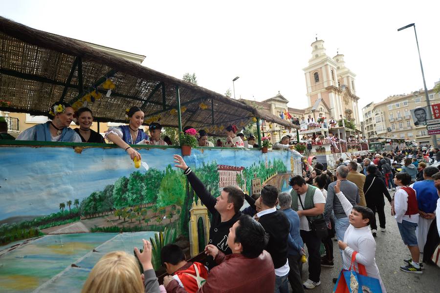 Las carrozas del desfile del Bando de la Huerta hicieron las delicias de los miles de murcianos que se agolparon a recibir los agasajo huertanos