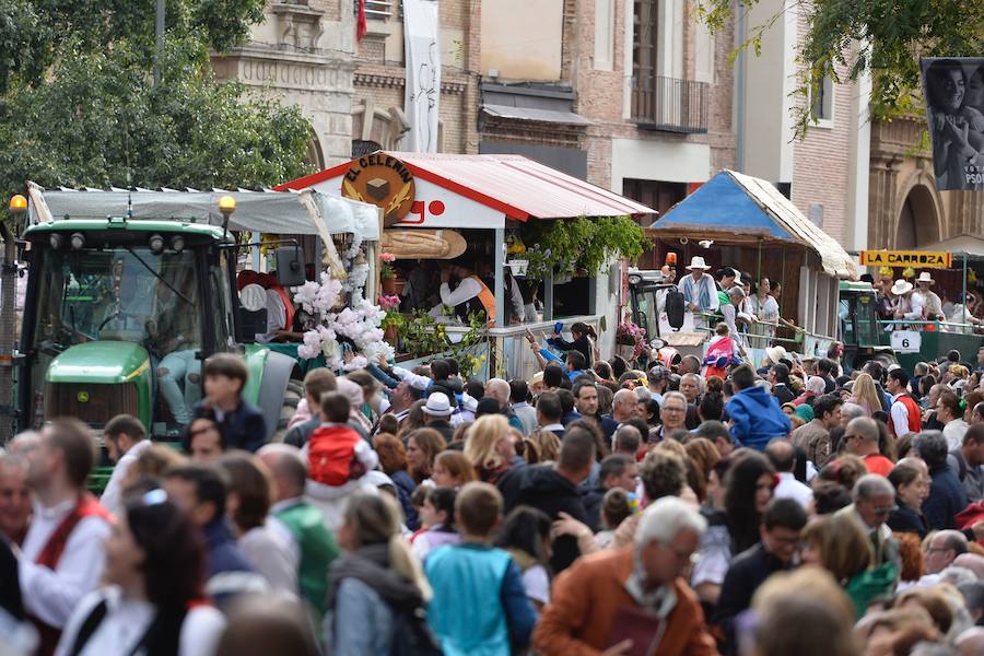 Las carrozas del desfile del Bando de la Huerta hicieron las delicias de los miles de murcianos que se agolparon a recibir los agasajo huertanos