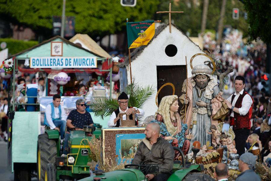 Las carrozas del desfile del Bando de la Huerta hicieron las delicias de los miles de murcianos que se agolparon a recibir los agasajo huertanos