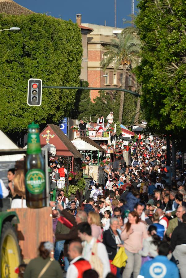 Las carrozas del desfile del Bando de la Huerta hicieron las delicias de los miles de murcianos que se agolparon a recibir los agasajo huertanos