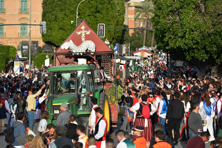 Las carrozas del desfile del Bando de la Huerta hicieron las delicias de los miles de murcianos que se agolparon a recibir los agasajo huertanos