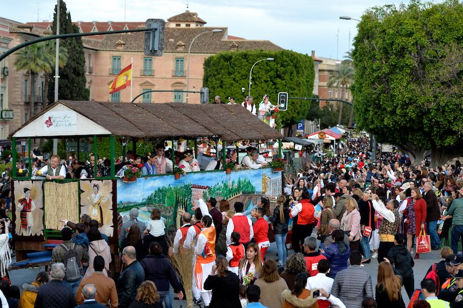 Las carrozas del desfile del Bando de la Huerta hicieron las delicias de los miles de murcianos que se agolparon a recibir los agasajo huertanos