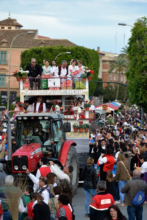 Las carrozas del desfile del Bando de la Huerta hicieron las delicias de los miles de murcianos que se agolparon a recibir los agasajo huertanos