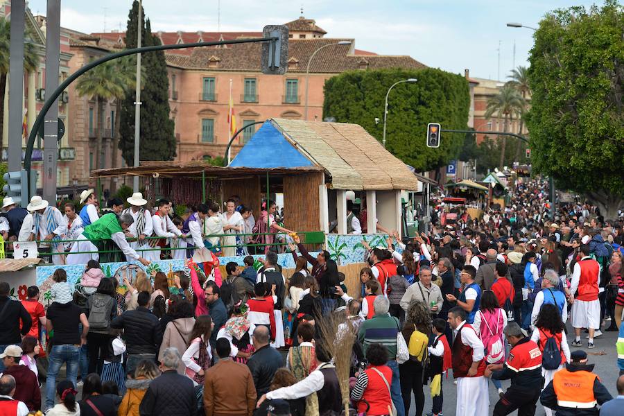 Las carrozas del desfile del Bando de la Huerta hicieron las delicias de los miles de murcianos que se agolparon a recibir los agasajo huertanos