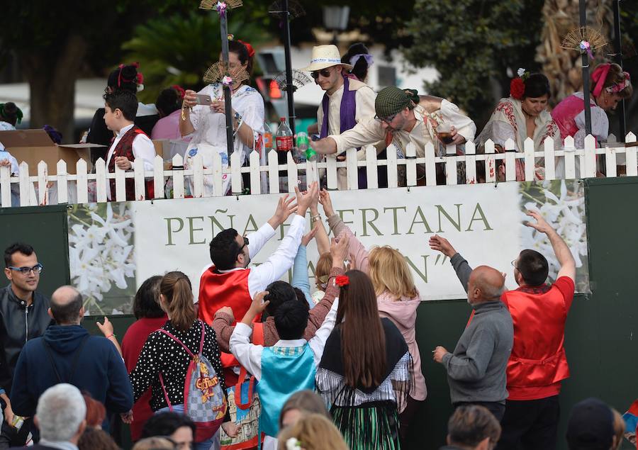 Las carrozas del desfile del Bando de la Huerta hicieron las delicias de los miles de murcianos que se agolparon a recibir los agasajo huertanos