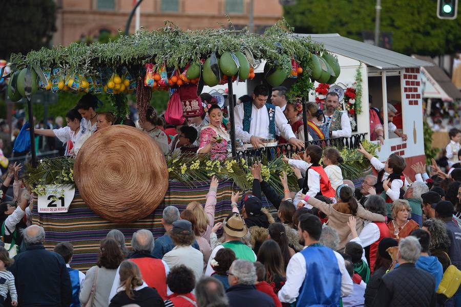 Las carrozas del desfile del Bando de la Huerta hicieron las delicias de los miles de murcianos que se agolparon a recibir los agasajo huertanos