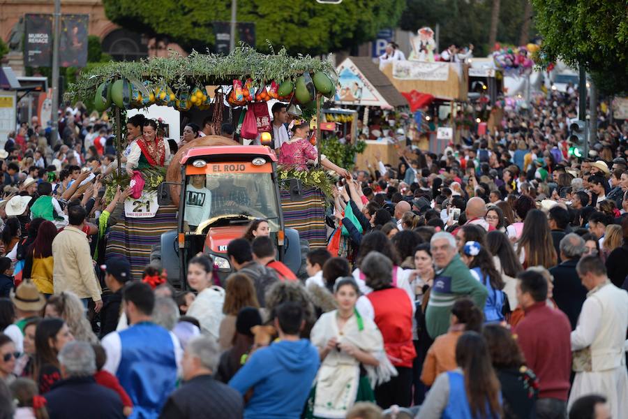 Las carrozas del desfile del Bando de la Huerta hicieron las delicias de los miles de murcianos que se agolparon a recibir los agasajo huertanos