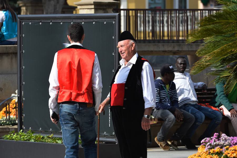 Los trajes regionales inundan el centro de la ciudad, aprovechando la tradicional y tempranera misa huertana