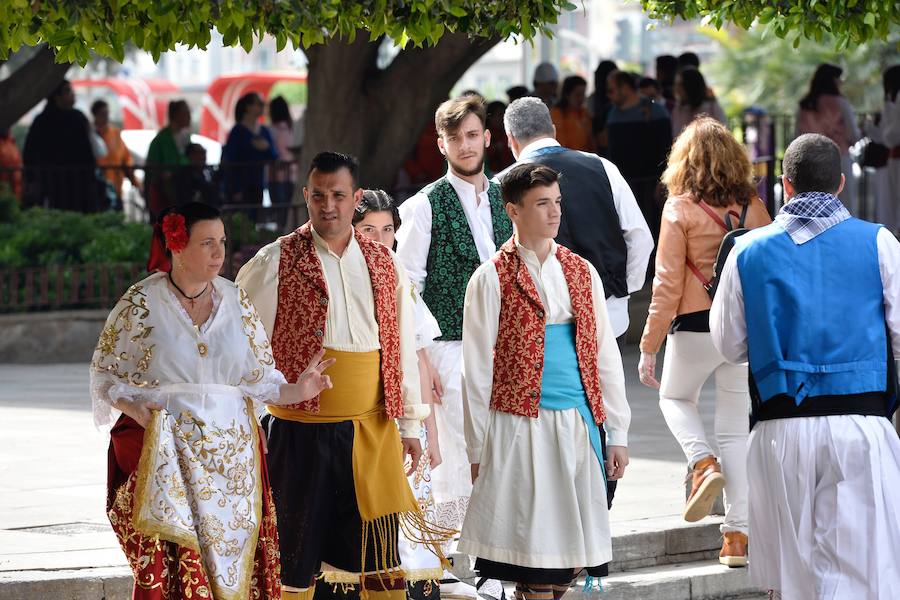 Los trajes regionales inundan el centro de la ciudad, aprovechando la tradicional y tempranera misa huertana