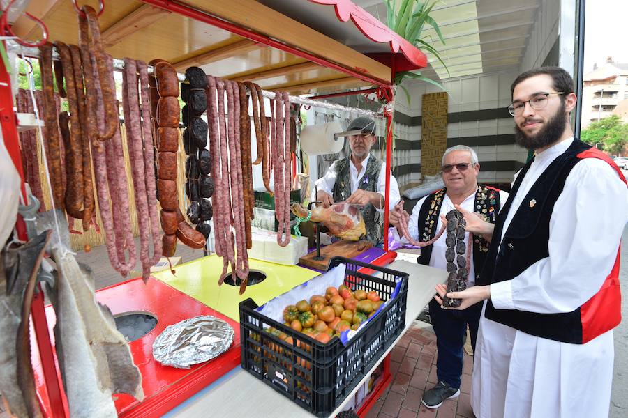 Los trajes regionales inundan el centro de la ciudad, aprovechando la tradicional y tempranera misa huertana