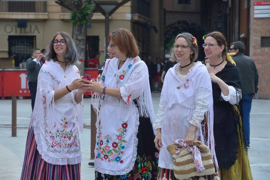 Los trajes regionales inundan el centro de la ciudad, aprovechando la tradicional y tempranera misa huertana