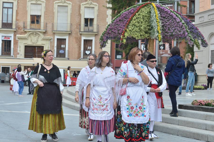 Los trajes regionales inundan el centro de la ciudad, aprovechando la tradicional y tempranera misa huertana