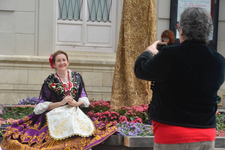 Los trajes regionales inundan el centro de la ciudad, aprovechando la tradicional y tempranera misa huertana