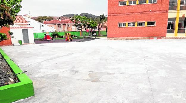 Imagen del patio del colegio del Estrecho, ya hormigonado. 