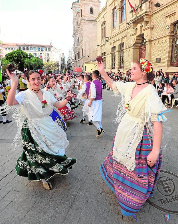 Huertanas bailan en la plaza de Santo Domingo. 
