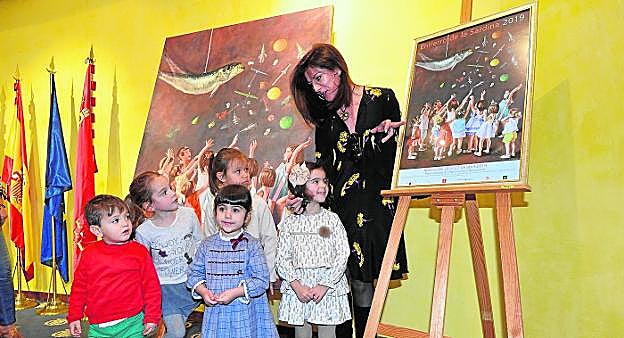 Perla Fuertes posa con los niños que han inspirado su obra. 