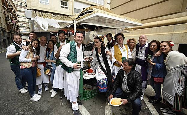 Varios huertanos comen en una de las barracas desplegadas en la ciudad por las Fiestas de Primavera. 
