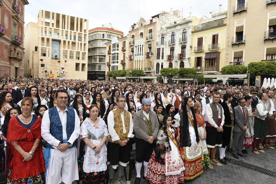 Los huertanos abarrotan la plaza belluga en su tradicional cita matinal con la Patrona de Murcia, que recorrió posteriormente en procesión las principales calles del centro urbano