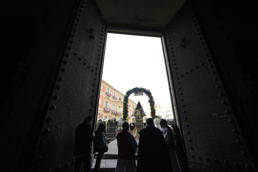 Los huertanos abarrotan la plaza belluga en su tradicional cita matinal con la Patrona de Murcia, que recorrió posteriormente en procesión las principales calles del centro urbano