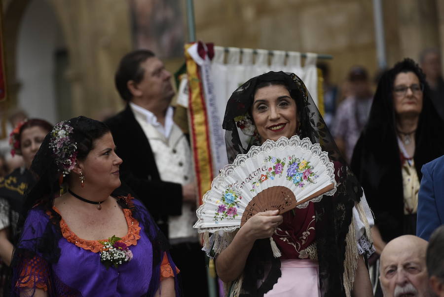 Los huertanos abarrotan la plaza belluga en su tradicional cita matinal con la Patrona de Murcia, que recorrió posteriormente en procesión las principales calles del centro urbano