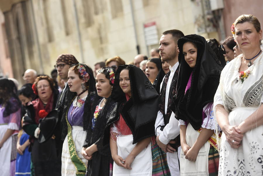 Los huertanos abarrotan la plaza belluga en su tradicional cita matinal con la Patrona de Murcia, que recorrió posteriormente en procesión las principales calles del centro urbano