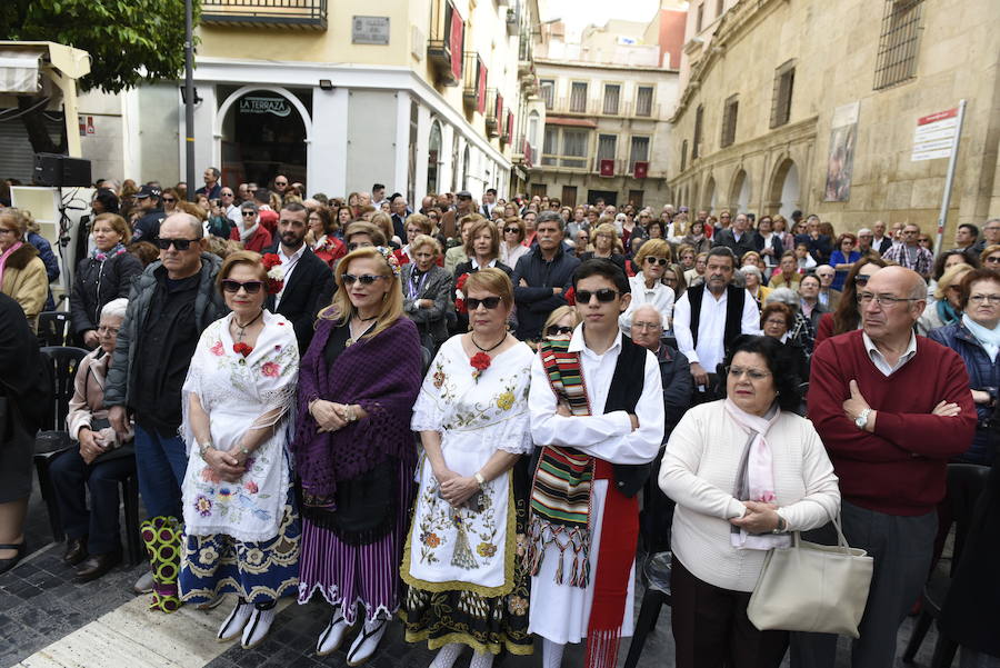 Los huertanos abarrotan la plaza belluga en su tradicional cita matinal con la Patrona de Murcia, que recorrió posteriormente en procesión las principales calles del centro urbano