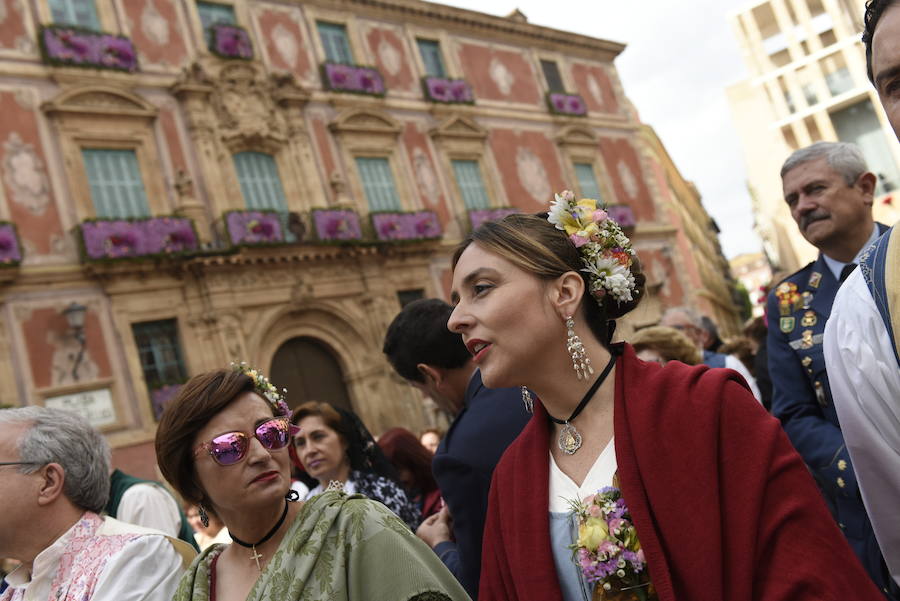 Los huertanos abarrotan la plaza belluga en su tradicional cita matinal con la Patrona de Murcia, que recorrió posteriormente en procesión las principales calles del centro urbano