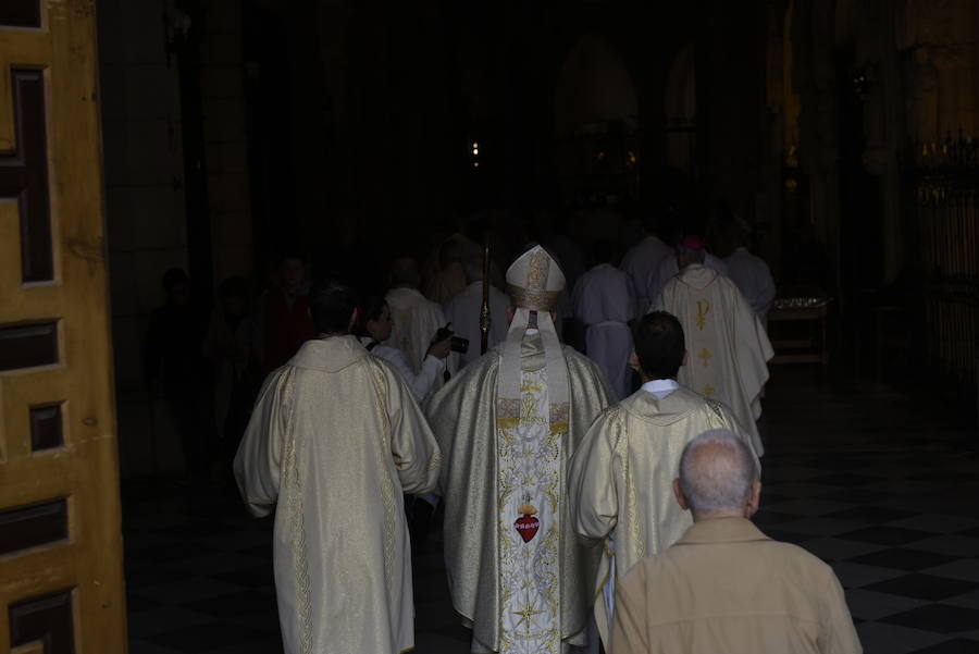 Los huertanos abarrotan la plaza belluga en su tradicional cita matinal con la Patrona de Murcia, que recorrió posteriormente en procesión las principales calles del centro urbano